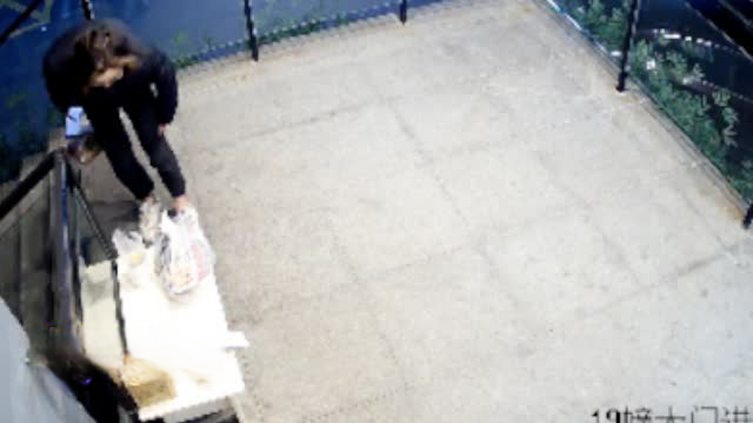 【刑拘!外卖员专偷自己喜欢吃的外卖:被抓时小龙虾没吃完】近日,南京某公寓负责人李先生报警,