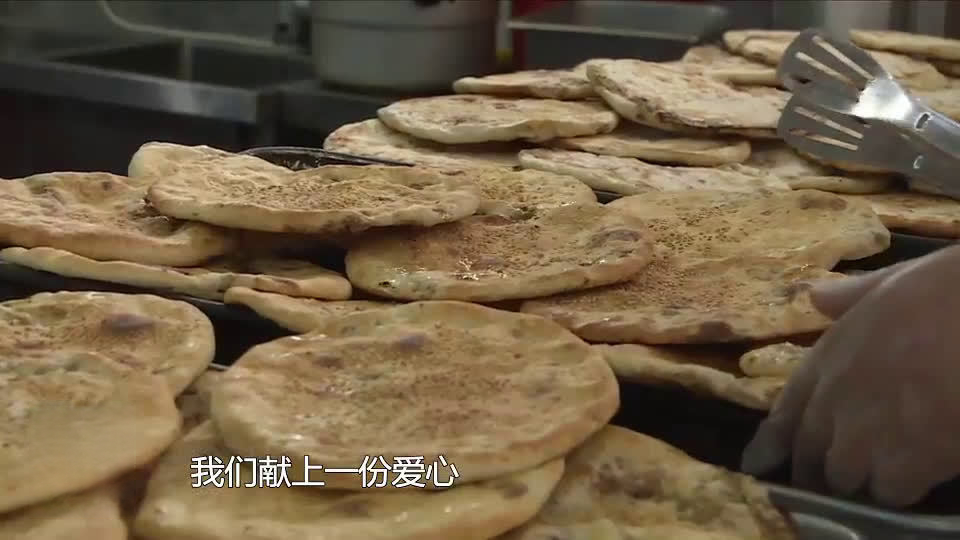 &nbsp;【淄博“烧饼哥”烤制1000个爱心烧饼送到战“疫”一线】新冠肺炎疫情发生以来,众多志愿者