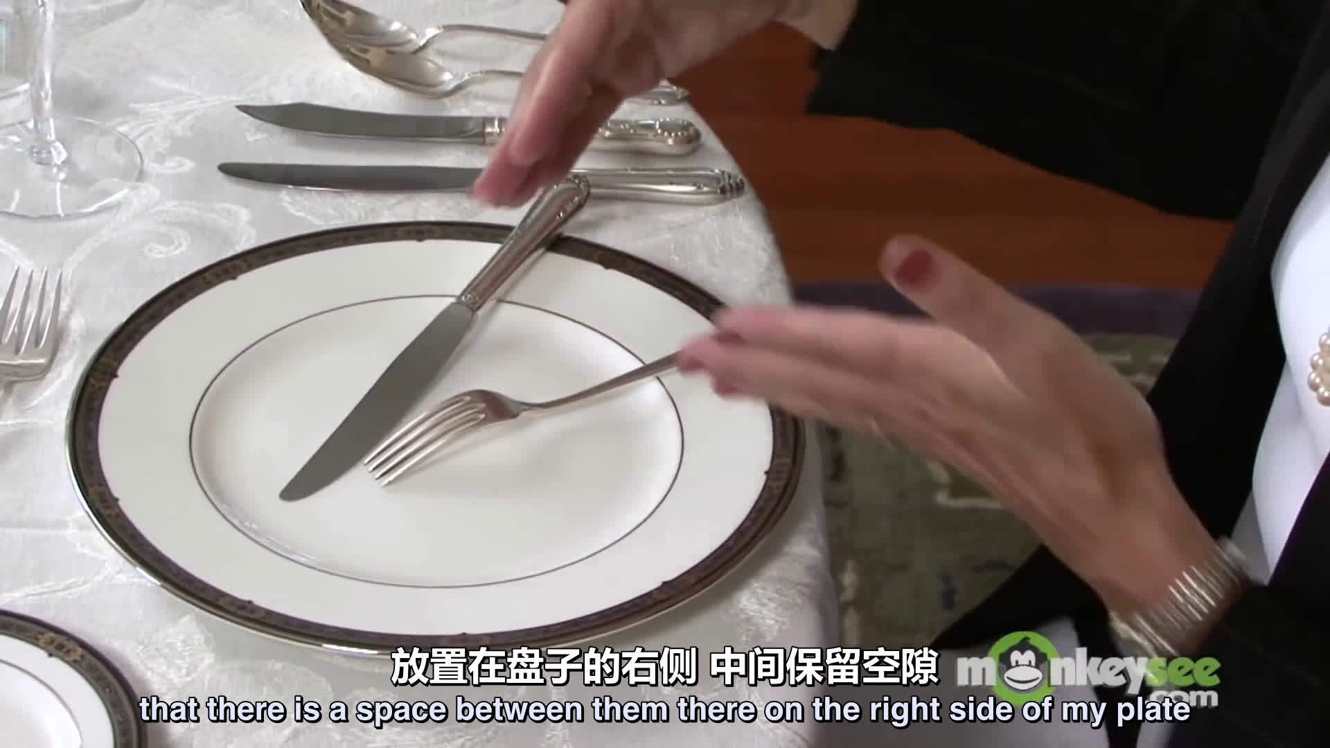 西餐入门级教程:餐具的摆放和使用。感觉自己心里有点虚,要是现在让我免费吃一顿高级西餐,怕是