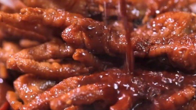 【虎皮凤爪】一抿脱骨,味美汁浓。美到心间,满满的胶原蛋白,好吃还健康! via美食美客DI