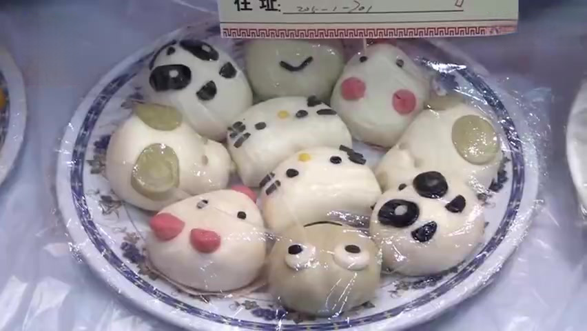 【武汉某社区四万余家庭共吃团年饭,千道老鼠造型菜品摆满桌】2020年1月18日,湖北武汉。