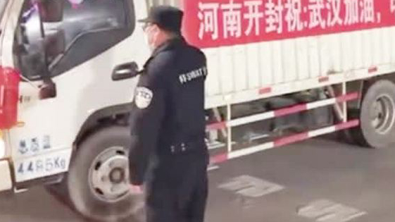 【民警让司机下车他们坚持拒绝:刚去过武汉送物资要隔离】2月3日,高速上下来一辆“豫B”车牌