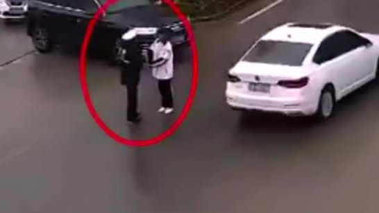 【暖心!学生送热奶茶给执勤民警】12月27日,云南保山,民警在街头指挥交通时,一位女学生将