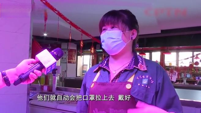 【瓜果蔬菜喊你戴口罩!杭州一菜市场推出土味防疫标语[偷笑]】近日,杭州古荡农贸市场,每种摊