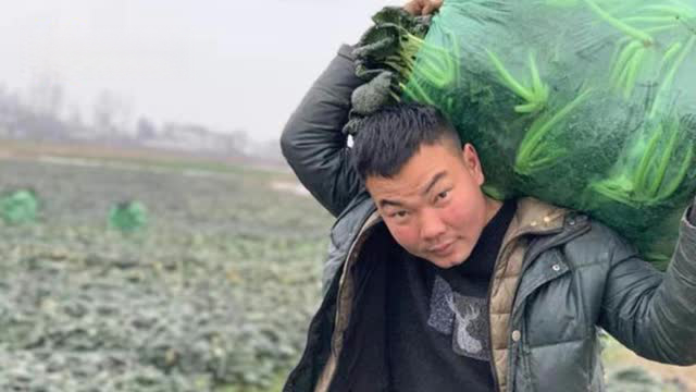 【感动!河南菜农捐50吨菜支援武汉,家人:他去年刚把种地的贷款还清】“我没有钱,所以我只能