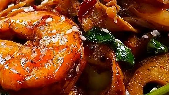 【家庭版麻辣香锅】想吃麻辣香锅,在家也能做!备好自己喜欢的食材,想吃什么放什么,美味过瘾,