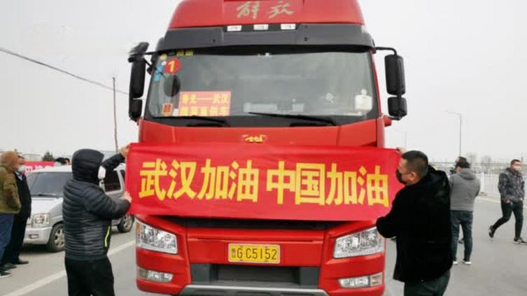 感动!山东寿光350吨蔬菜驰援武汉:菜农凌晨打电筒采摘】1月28日,山东寿光调集各蔬菜专业