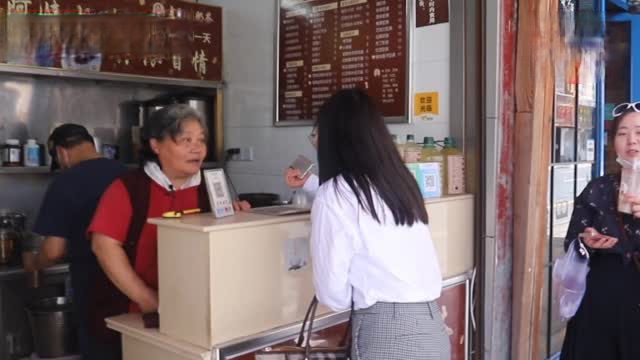 【64岁单身阿姨卖奶茶20年:出嫁干嘛 自己一个人不要太开心】5月25日,上海64岁的卞阿
