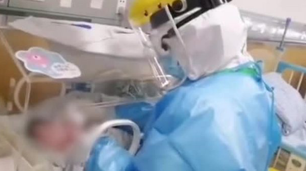 【新冠肺炎患者产下男婴取名小汤圆 】2月8日,一名怀孕35周的新冠肺炎患者在浙大一院成功产