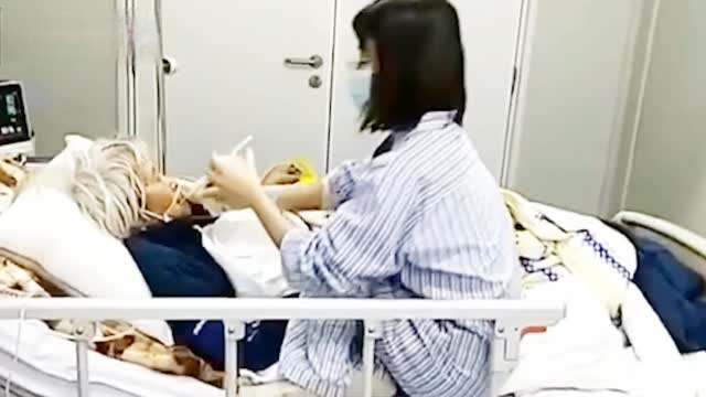 【女生转院到火神山照顾重症外婆:一切都会好起来的】据人民视频 :近日,武汉,90后女生吴尚