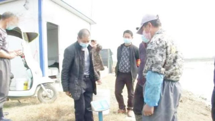 【湖北潜江小龙虾部分复市:收虾队上门收购,网上预约统一发货】2月25日,湖北潜江。为保障小