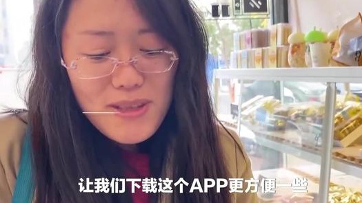 【德州民警推出反诈蛋糕外包装贴防骗提示 电信诈骗多发态势初步遏制】11月4日,山东德州,反