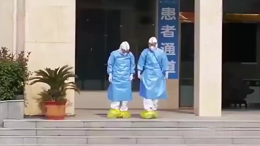 【画面超可爱!医护人员跳天鹅舞欢送患者出院 】 近日,一段医生跳天鹅舞的视频走红快手。安徽