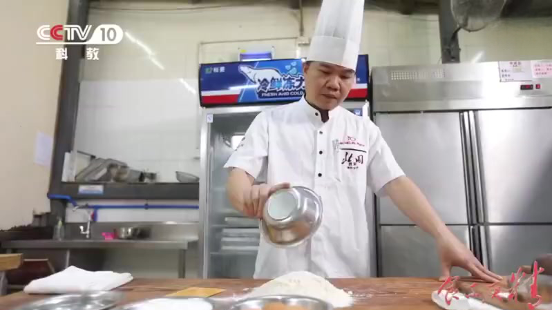 【每个吃货看到广式干蒸烧卖,都会露陷】广式的烧麦,早茶必点!猪肉、虾仁、冬菇组成,上蒸屉大