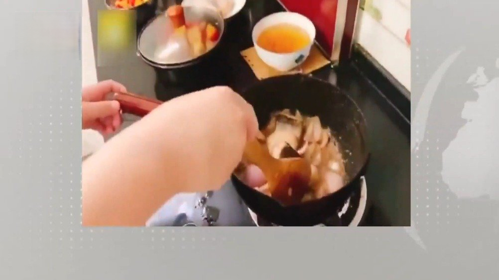【一年级小学生成“大厨”做一整桌子菜,为奶奶祝寿】太能干!一年级小学生成“大厨”做一整桌子
