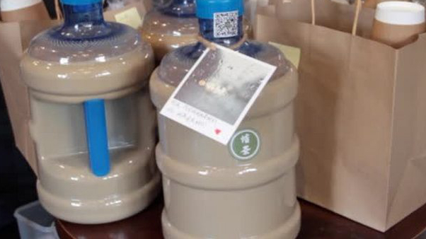 【咖啡店推5升桶装奶茶供不应求,顾客自费68元路费求外送】3月16日,青岛市大学路一家咖啡
