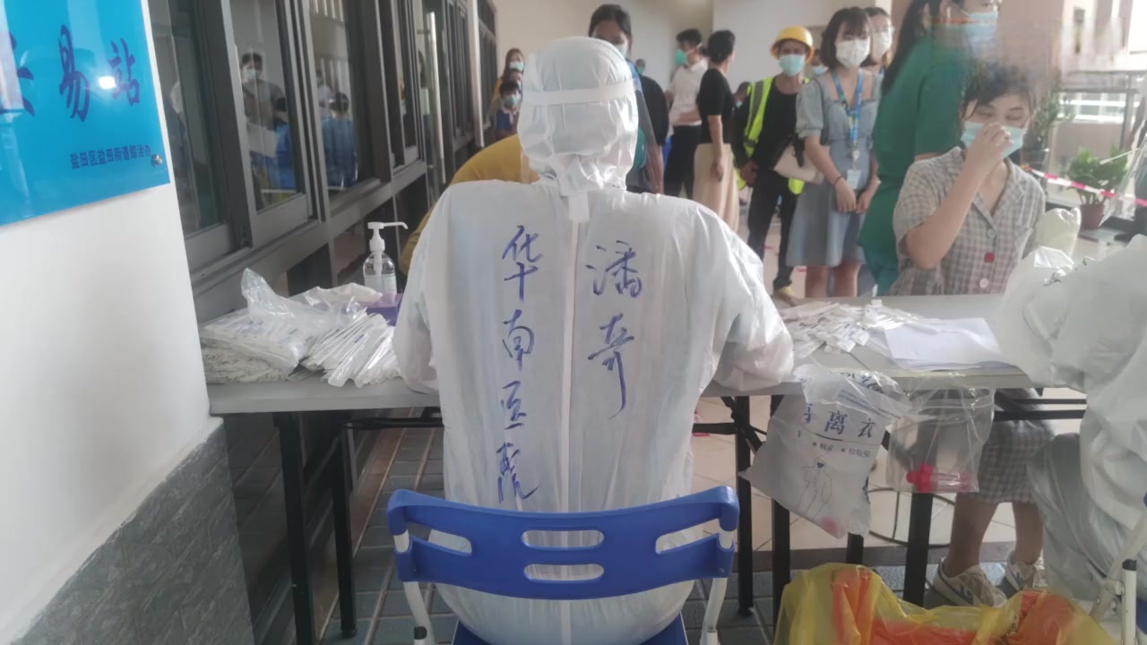 【“你是最佳爸爸”,六岁女儿父亲节为抗疫一线的父亲颁奖】6月20日父亲节这天,正在一线做核