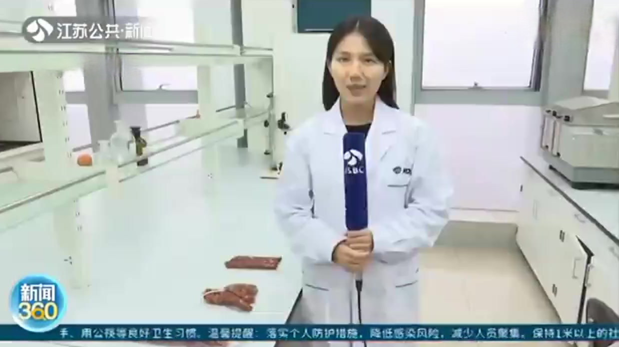 【1根腊肠相当于喝了4勺油 专家:还有致癌风险!】在很多人的过年餐桌上,腊肉、腊肠必不可少