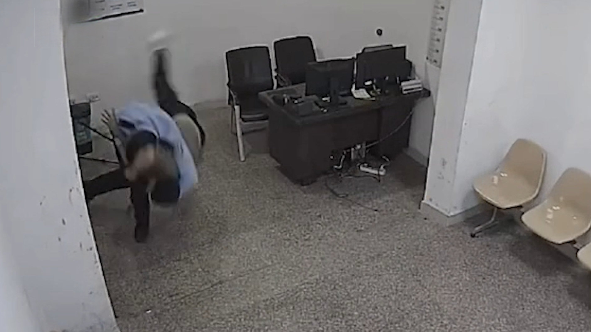 【监拍曝光!民警过肩摔制服袭警醉酒男】11月7日,浙江温州,一名男子酒后滋事,不仅损坏路边