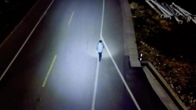 【最亮的星!民警用无人机为路人照亮夜路】近日,浙江台州玉城派出所的周警官晚上正在用无人机巡