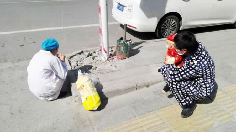 【20多天第一次“团聚”!马路边的奢侈团聚 让人泪目】湖北十堰郧西县,奋战在一线的护士江世