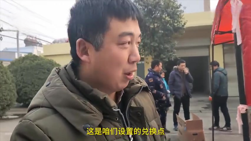 【河南一街道推行鞭炮换猪肉活动,市民点赞:吃肉比放炮强】1月19日,河南焦作。为把禁燃禁放