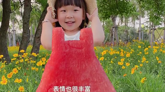 【把夏天穿在身上!宝妈给3岁女儿拍创意果蔬照】近日,3岁女孩小呦呦“穿上蔬菜水果”的视频走