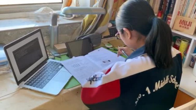 【仪式感有多重要?中学上网课要求学生穿校服 学校:效果不错 】2月17日,河北石家庄一中要