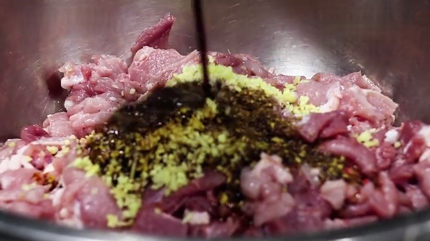 【特色美食之冠县酥肉】说起山东省聊城市冠县的特色美食,冠县酥肉当属第一。炸熟沥干油的酥肉即