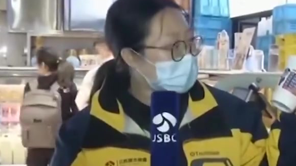 【随杯而走!南京地铁警方推出反诈包装贴纸】近日,南京市公安局地铁分局通过与辖区内的数百家商