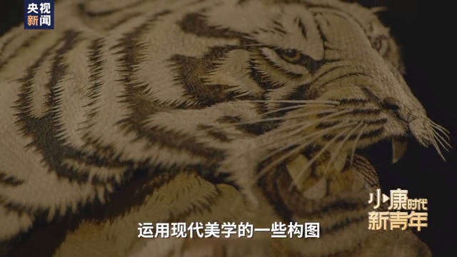 小康时代新青年【电脑制图创作赫哲鱼皮画每根毛发都逼真[期待]】赫哲族小伙解永亮,是第四代鱼