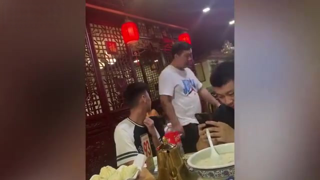 【萌娃见邻桌蛋糕拉爸爸去换食】近日,河南郑州。一个小女孩在饭店看见邻桌的小朋友过生日还有蛋