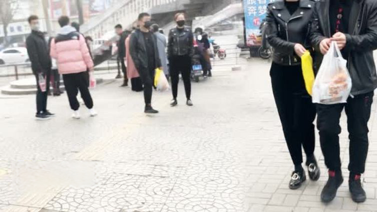 【炸鸡店开业顾客百米外取餐:只做外卖,避免人群聚集】2月29日,山西太原,一网红炸鸡店开始