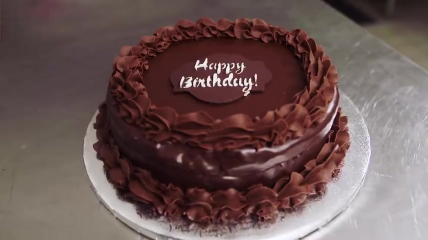 来看看在白金汉宫担任主厨11年的厨师讲解,女王的生日蛋糕是什么样的...你知道吗?这款经典