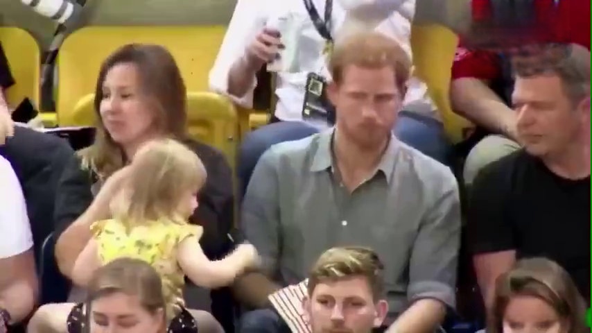 小萝莉“偷'吃”哈里王子爆米花被发现,哈哈太有爱了#视频制作人出道计划#