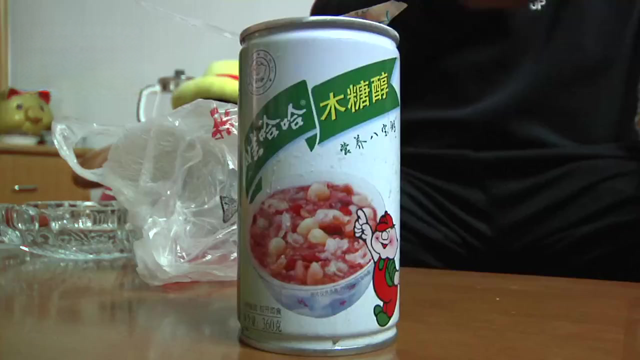 【娃哈哈八宝粥内发现塑料制品?】宁波的徐先生前段时间住院,有朋友送了他一箱娃哈哈木糖醇八宝