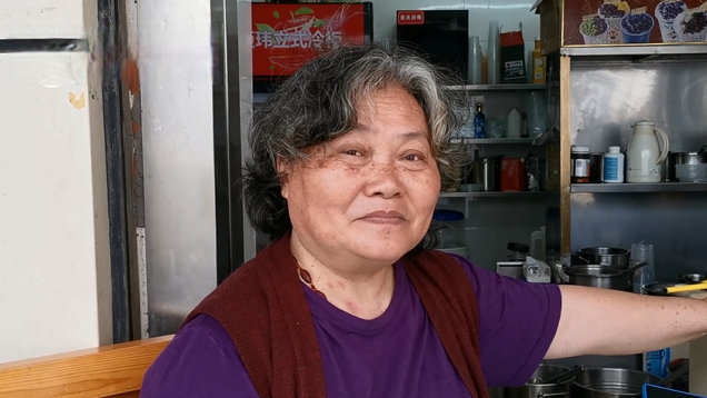 【催婚有啥意思啦!你爱的64岁单身阿姨卖奶茶30年:不开心就一个人过】上海霍山路上的卞阿姨