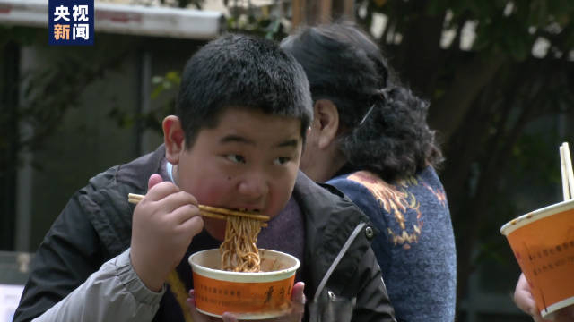 【武汉热干面店客流恢复疫情前水平】一碗淋上麻酱的碱水面,是武汉人开启一天的特有“闹钟”。现