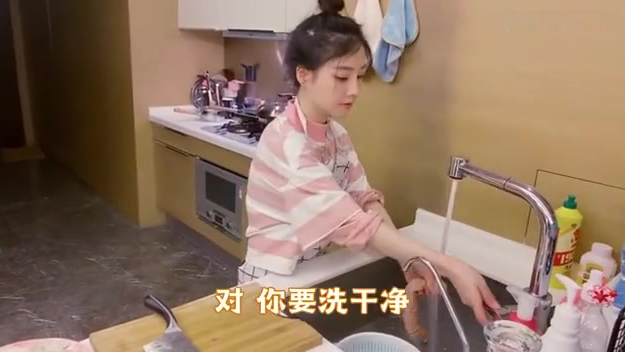 #今日份的娱乐圈#哈哈哈只听过手撕包菜没听过手撕墨鱼的,看冯提莫手撕生墨鱼谁不想被大厨电话