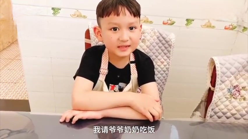 【小学要求学生每周学做一道菜,萌娃做一桌菜为奶奶祝寿[期待]】河南沁阳。疫情期间,学校布置