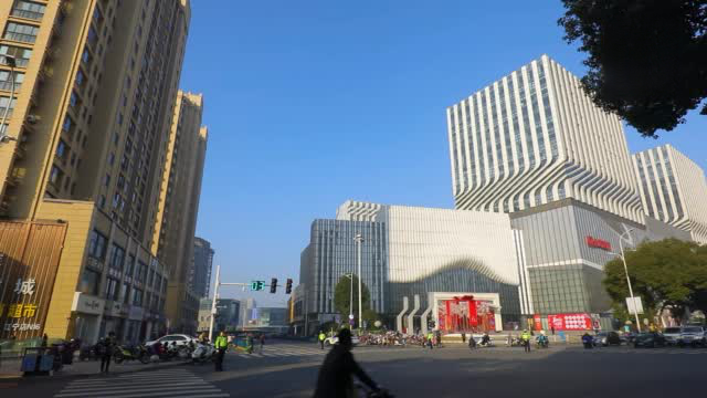 春夏秋冬来回轮转,又是银装素裹的季节。到了送礼季,皇冠丹麦曲奇特别推出的礼品屋快闪店活动给