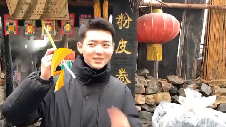 【冬天就要多吃才抗寒 快来尝尝粉皮卷大葱吧!】在临沂的竹泉村,沂蒙卷饼、煎饼果子、核桃糕、