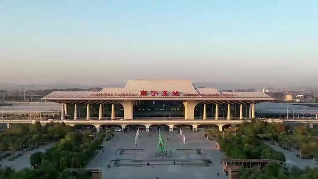 【无票旅客不听劝,强闯闸机被行拘5日】2月7日,南宁东站执勤民警接到车站工作人员报警称,一