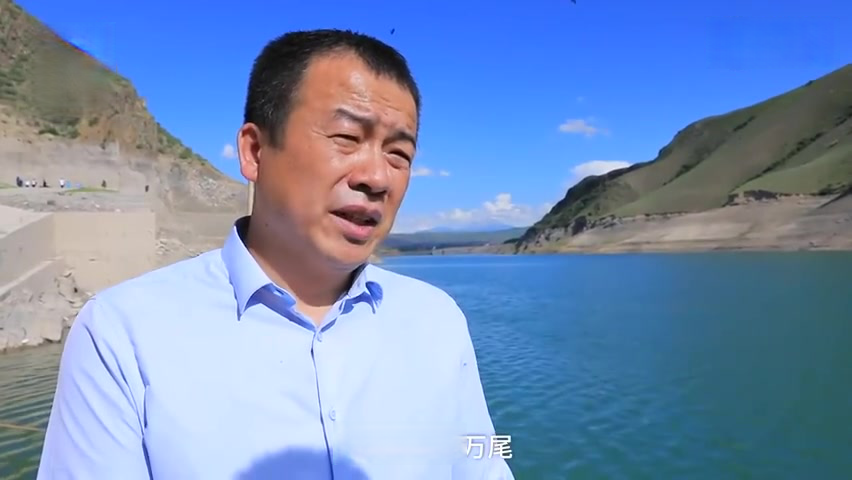 【新疆伊犁河放流16万尾鱼苗,曾遭受过度捕捞[话筒]】5月22日,新疆巩留县人工增殖放流优