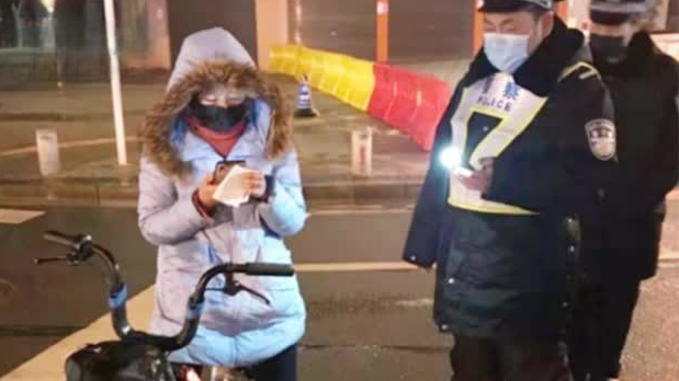 【95后女医生骑行300公里回汉抗疫:吃泡面顶小雨辗转4天3夜】96年的甘如意,是武汉江夏