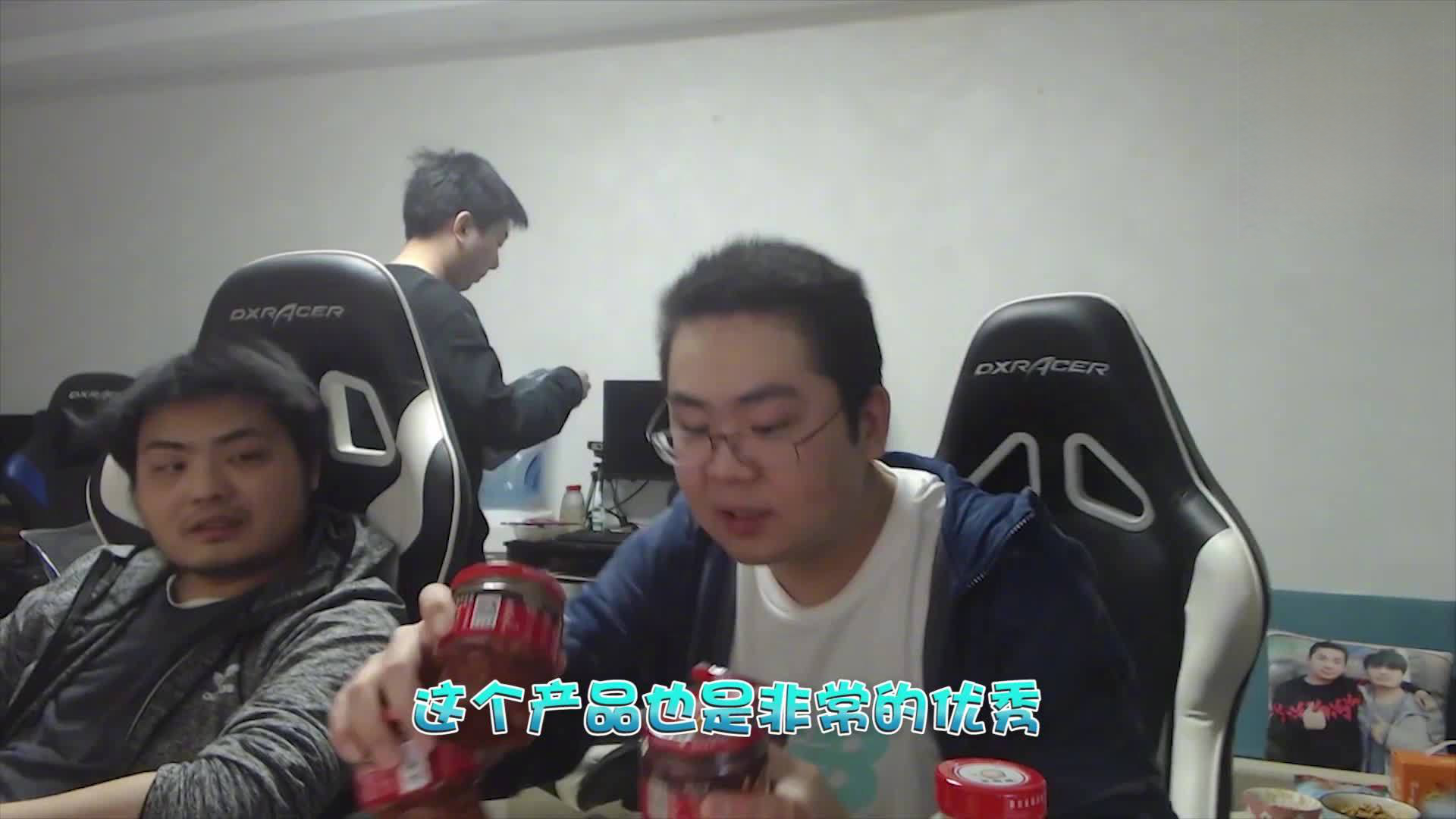 下饭!洞主凯哥一唱一和相声带货 胡凯利56块4瓶,你摊下来,每瓶大概11块左右, 胡凯利用