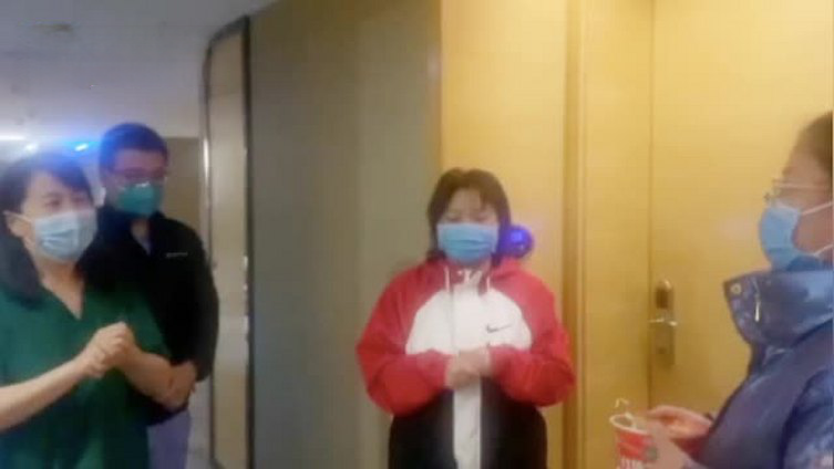 【5分钟的生日会!驰援湖北医护过生日泡面代替长寿面】2月5日,湖北京山,一场特殊的生日会时