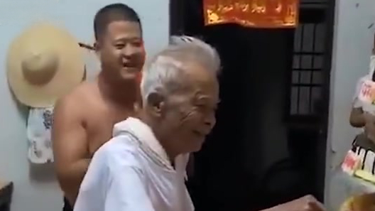 【父亲91岁生日子女买10层蛋糕庆祝[心]】近日,广东一位网友分享了一则视频。老人91岁大