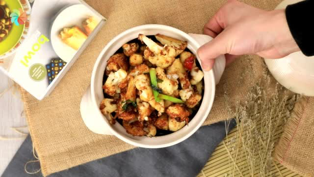 #李子柒春日鲜花宴# 这道鲜香入味的私房花菜,口感饱满、爽脆不腻,低脂又美味!搭配米饭食用