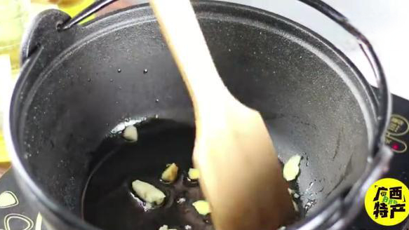#最有人间烟火气的街边小吃#【爽哦!老友炒花甲秘方来了 今晚在家自己炒来吃】南宁小吃最特色